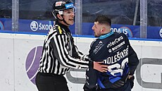 Adrián Hole�inský z Plzn� jde na trestnou lavici.