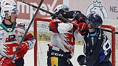 Adríán Hole�inský z Plzn� boxuje s pardubickým Danielem Her�íkem.