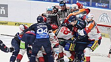 Po�ádná mela v utkání Plze� - Pardubice.