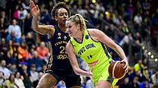 Marieme Badianová z Fenerbahce a Emese Hofová z USK Praha.