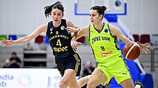 Zleva Olcay Çakir Turgutová z Fenerbahce a Veronika Voráková z USK Praha.