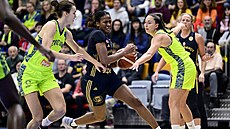 Veronika Vorá�ková (vlevo) a  Maite Cazorlová z USK Praha.z USK Praha brání...