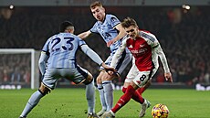 Soupe�e z Tottenhamu prohání Martin Odegaard z Arsenalu. Vlevo je Pedro Porro,...