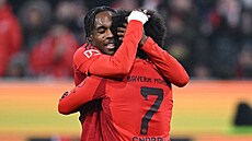 Serge Gnabry a Mathys Tel oslavují gól Bayernu.
