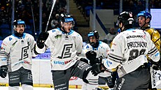 Karlovarský Ond�ej Beránek oslavuje gól proti Kladnu.