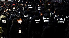 Policie se sna�í zatknout jihokorejského prezidenta. Vojáci ho nehodlají...