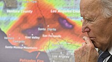 Joe Biden pi brífinku k poárm v Los Angeles (14. ledna 2025)