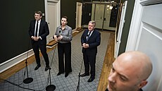 Dánský ministr obrany Troels Lund Poulsen, premiérka Mette Frederiksenová a...