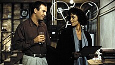 Kevin Costner po boku Whitney Houston v romantick�m hitu Osobn� str�ce (1992).