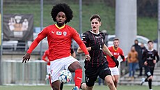 Kolumbijský fotbalista William Palacios (v erveném) je posilou Zbrojovky Brno....