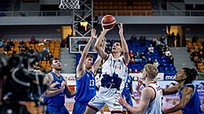Momentka z ligového utkání mezi Basketem Brno (v bílém) a USK Praha. Na ko�...