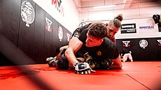 Zápasník Ji�í Procházka (naho�e) p�i sparingu s Mat�jem Pe�ázem. (2024)