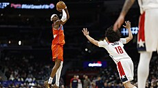 Shai Gilgeous-Alexander z Oklahoma City Thunder st�ílí v zápase s Washington...
