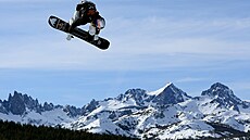 eský snowboardista Jakub Hrone bojuje v disciplín slopestyle.