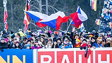 �e�tí fanou�ci povzbuzují b�hem �tafetového závodu Sv�tového poháru v...