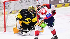 Pardubický útoník Patrik Poulíek zakonuje nájezd na litvínovského brankáe...