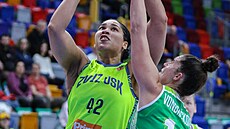 Brionna Jonesová z USK Praha zakon�uje p�es Michaelu Vondrá�kovou z KP TANY...
