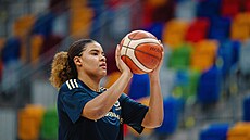 Nyara Sabbalyová z Fenerbahce se rozcvi�uje p�ed utkáním s USK Praha.