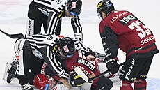 Aaron Irving ze Sparty a Kevin Klíma z Hradce Králové v poty�ce.