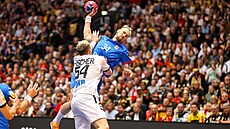 Dominik Solák st�ílí na MS v Herningu b�hem zápasu s N�meckem.