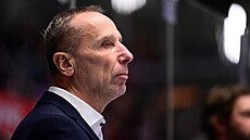 Miloslav Hoava na stídace hokejových Pardubic.