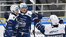 Brandon Davidson, Jakub Kos a Libor Zábranský z Komety Brno slaví gól proti...
