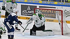 Jakub Flek z Komety Brno p�ekonává mladoboleslavského branká�e Dominika Furcha.