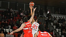 Jordan Dallas ze Slavie Praha a Kamil vandrlík v rozskoku o mí.