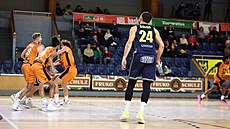 Jakub �i�ina z Opavy pozoruje klubko hrá�� z Jind�ichova Hradce.