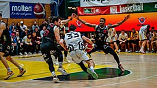 Kevin Týml z Písku se tlaí kolem Jaromíra Bohaíka a Nighaela Ceasera z...