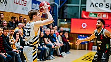 Jakub �urý z Písku hledá prostor pro p�ihrávku kolem Stephena Browna z Nymburka.