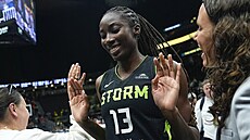 Spokojená Ezi Magbegorová ze Seattle Storm odchází po vyhraném utkání....