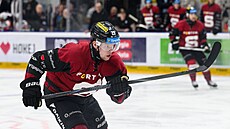 Sparanský útoník Pavel Kousal spchá za pukem.