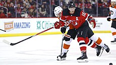 Ond�ej Palát z New Jersey Devils a Matvej Mi�kov z Philadelphia Flyers v...