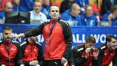 Trenér �eských házenká�� Xavi Sabaté b�hem utkání se �výcarskem na MS.