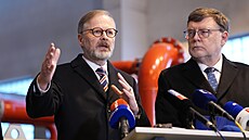 Premiér Petr Fiala a ministr financí Zbynk Stanjura (oba ODS) zavítali do...