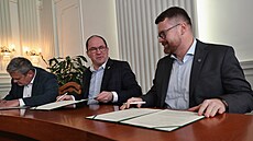 Ji�í Tká� z Povodí Odry,  ministr zem�d�lství Marek Výborný (uprost�ed) a...