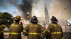 Jak se také ukázalo, nemálo nemovitostí, svých dom�, zapálili jejich majitelé...