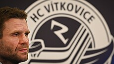 Novým trenérem a sportovním mana�erem hokejových Vítkovic se stal Václav Vara�a.