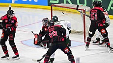 Brankář Josef Kořenář ze Sparty inkasuje gól v utkání s Färjestadem.