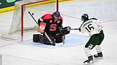 Alexander Ljungkrantz z Färjestadu p�ekonává branká�e Josefa Ko�ená�e ze Sparty.