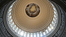 Pohled do Rotundy Kapitolu USA ve Washingtonu, kde se kv�li mrazivému po�así...
