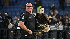 Sokolník Juan Bernabé s orlem p�ed zápasem Lazia.
