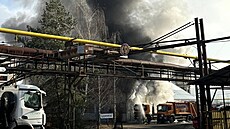 V Kovohutích v Mníku pod Brdy vypukl poár, v areálu se zítila hala. (18....