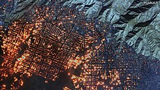 Satelitní snímek po�ízený b�hem po�ár� v Los Angeles a okolí (9. ledna 2025)