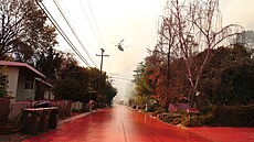 Zpomalova�e ho�ení zbravily ulice na p�edm�stí Los Angeles do r��ové a �ervené....