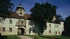 Zámek v m�ste�ku Glogówek na snímku z ledna 1980