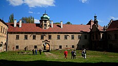 Zámek v m�ste�ku Glogówek na snímku z �ervence 2017