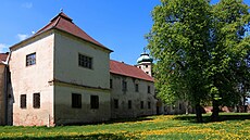 Zámek v m�ste�ku Glogówek na snímku z �ervence 2017