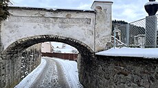 Unikátní m�stek nad silnicí, který spojuje kostel a h�bitov v Jimramov�.